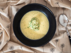 Spitzkohl-Tofu-Suppe mit Auberginen-Pesto