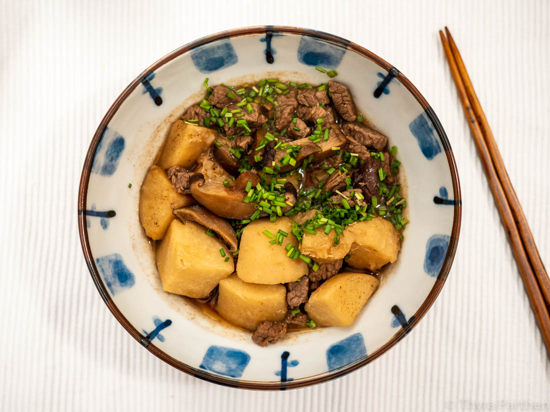 Japanischer Eintopf mit Taro und Rindfleisch