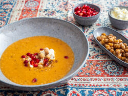 Kichererbsen-Rosenkohl-Suppe mit Sumach und Labneh