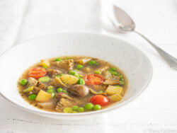 Suppe mit Artischocken, Erbsen und Fava-Bohnen