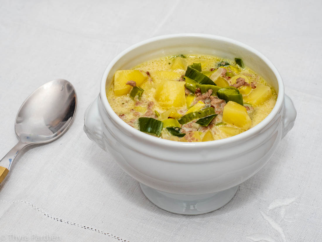 Kartoffel-Lauch-Suppe mit Käse und Hackfleisch