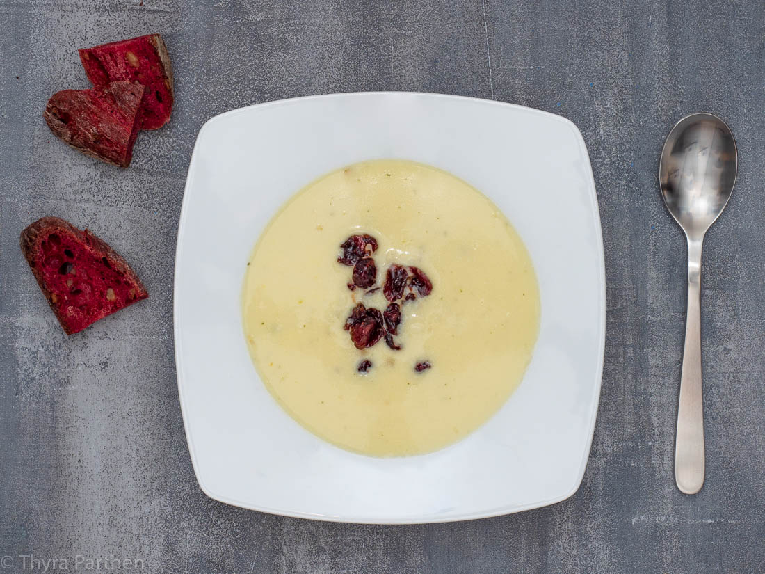 Käsesuppe mit Sherry-Cranberries