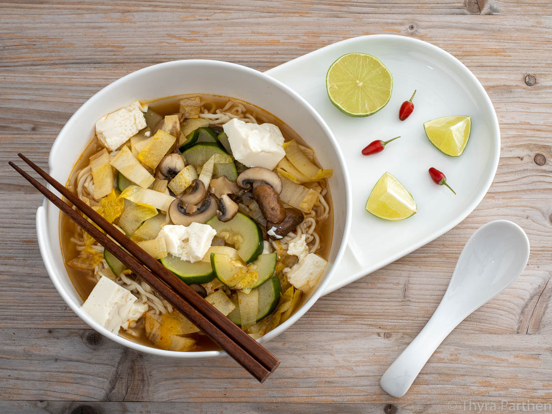 Mie-Nudelsuppe mit Gemüse und Tofu