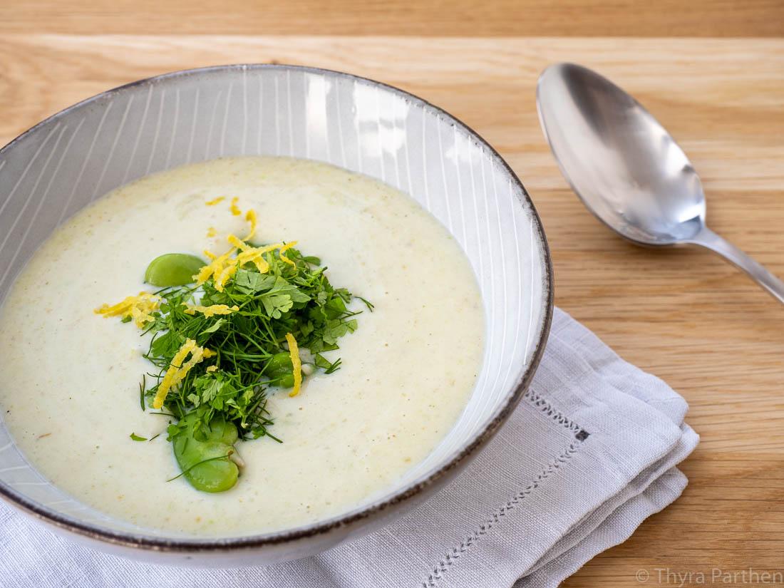 Joghurtsuppe mit Fava-Bohnen und Kräutern