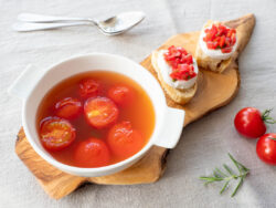 Klare Tomatensuppe mit Caprese-Ciabatta