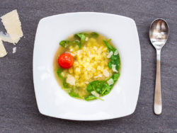Leichte Suppe mit Kartoffeln, Spinat und Parmesan