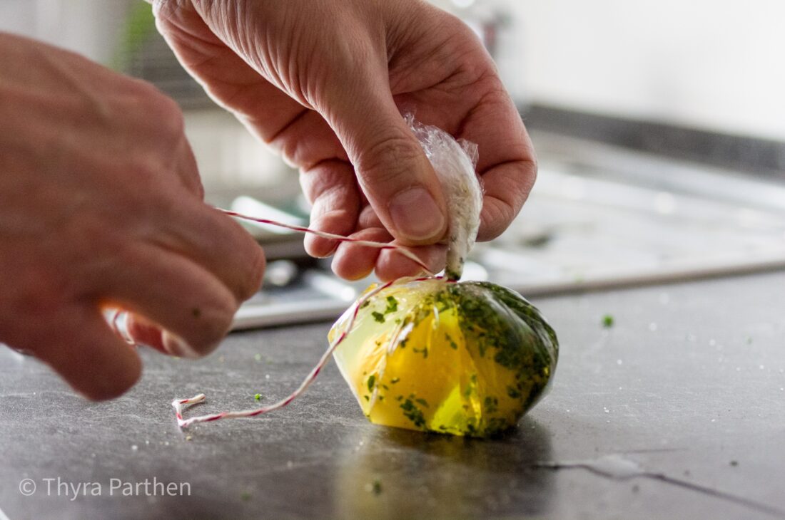 Ei in Frischhaltefolie zu einem Beutel binden