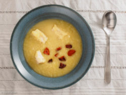 Suppe mit Jaroma-Kohl, Kabeljau und Chorizo