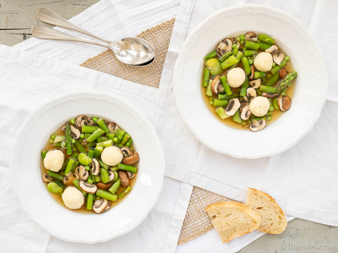 Suppe mit grünem Spargel und Parmesan-Klößchen