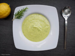 Zucchini-Cremesuppe mit Rosmarin und Zitrone