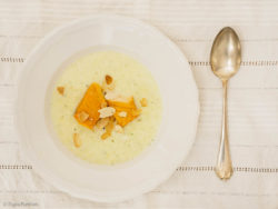 Chicorée-Cremesuppe mit Lachs und Mandelblättchen