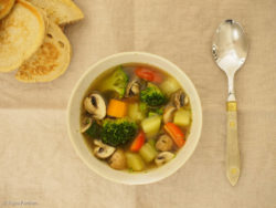 Klare Suppe mit buntem Gemüse